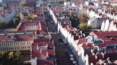 Polonya 'nın Gdansk kentinin tarihi turistik merkezindeki tipik renkli binalar