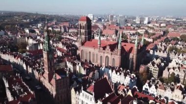 St Mary Katedrali ve City Hall gdansk, Polonya'da saat kulesi kule üzerinde drone havadan görünümü