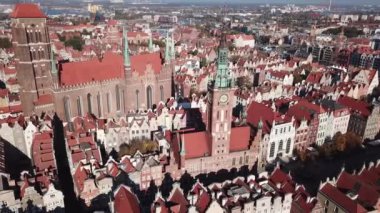 St Mary Katedrali ve City Hall gdansk, Polonya'da saat kulesi kule üzerinde drone havadan görünümü