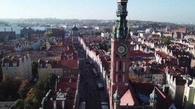 St Mary Katedrali ve City Hall gdansk, Polonya'da saat kulesi kule üzerinde drone havadan görünümü