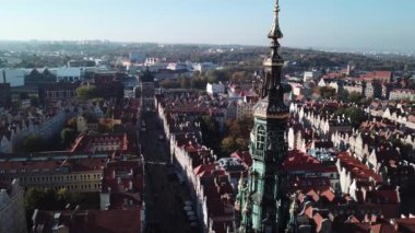 St Mary Katedrali ve City Hall gdansk, Polonya'da saat kulesi kule üzerinde drone havadan görünümü