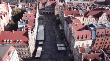 Polonya 'nın Gdansk kentinin tarihi turistik merkezindeki tipik renkli binaların üzerinde insansız hava aracıyla uçuyorlar.