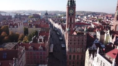 St Mary Katedrali ve City Hall gdansk, Polonya'da saat kulesi kule üzerinde drone havadan görünümü