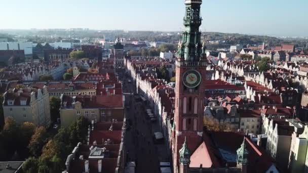 在波兰格但斯克的圣玛丽大教堂和市政厅尖顶钟楼上从无人机的鸟瞰图 — 图库视频影像