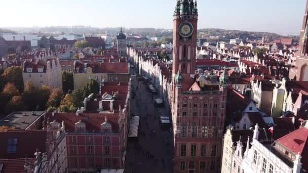 폴란드 그단스크의 세인트 대성당과 첨탑에서 드론으로 바라보는 — 비디오