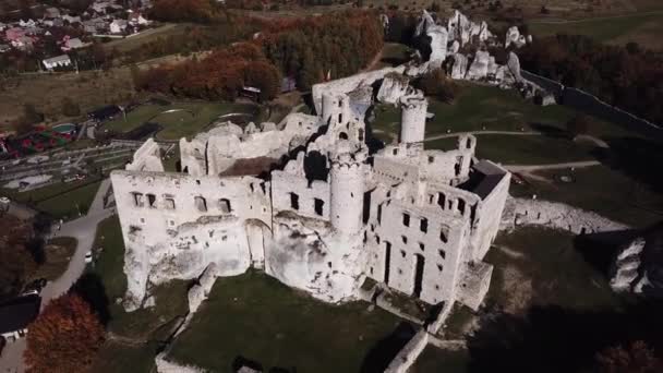 Luchtfoto Van Drone Naar Ruïnes Van Middeleeuws Kasteel Rots Ogrodzieniec — Stockvideo