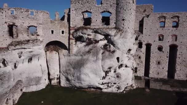 在波兰奥格罗济涅茨的岩石上 从无人机到中世纪城堡遗址的鸟瞰图 位于西莱西地区的波兰侏罗纪高地称为鹰巢的据点之一 — 图库视频影像