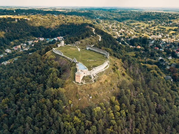 Híres ukrán landmark: légi nyári látkép a romok az ősi vár Kremenets, Ternopil Region, Ukrajna — Stock Fotó