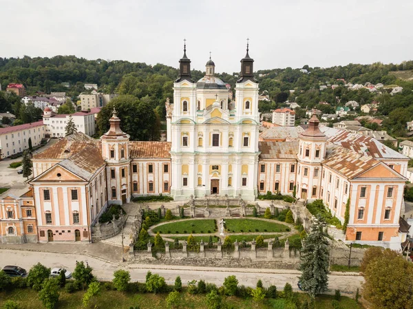 Vista aérea del dron al monasterio y seminario jesuitas, Kremenets, Ucrania — Foto de Stock