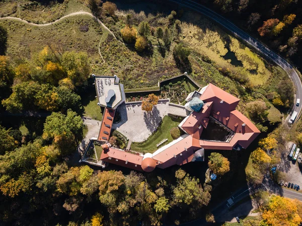 Historický zámek Pieskowa Skala nedaleko Krakova v Polsku. Letecký pohled na podzim při východu slunce v ranní mlze. — Stock fotografie