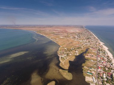 Azak Denizi ile Berdiansk Körfezi arasında Berdiansk'ın havadan görünümü