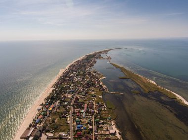 Azak Denizi ile Berdiansk Körfezi arasında Berdiansk'ın havadan görünümü