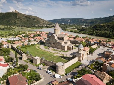 Svetitskhoveli Ortodoks Katedrali ve tarihi kasaba Mtskheta, Tiflis, Gürcistan yakınlarındaki havadan görünümü
