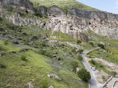 Vardzia, Aspindza yakınlarındaki Mtkvari Nehri'nin sol kıyısındaki Erusheti Dağı'ndan çıkarılan bir mağara manastırı dır.