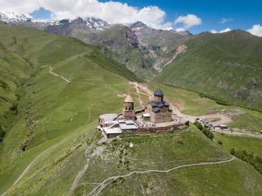 Kazbegi Dağı'nın altında, Gürcistan'ın Gergeti köyü yakınlarındaki Gergeti Trinity Kilisesi veya Tsminda Sameba'ya havadan görünüm
