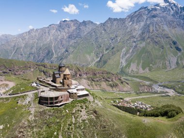 Kazbegi Dağı'nın altında, Gürcistan'ın Gergeti köyü yakınlarındaki Gergeti Trinity Kilisesi veya Tsminda Sameba'ya havadan görünüm