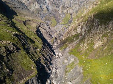 Gürcistan'da Kazbegi Dağı yakınlarında vadi ve kırık ile dağlara drone havadan görünümü