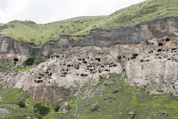 Vardzia es un sitio monasterio cueva excavado de Erusheti Mountai — Foto de Stock