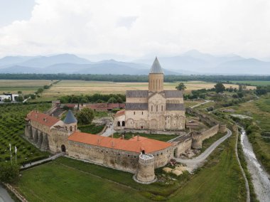 Kakheti, Gürcistan'daki Alaverdi Manastırı'na havadan insansız hava aracı görünümü
