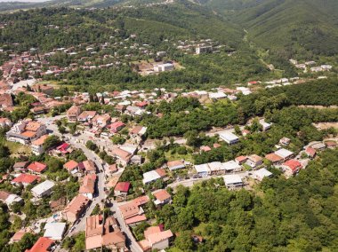 Gürcistan'ın Kakheti bölgesindeki Sighnaghi kasabasının merkezine havadan bak. Signagi