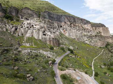 Vardzia, Aspindza yakınlarındaki Mtkvari Nehri'nin sol kıyısındaki Erusheti Dağı'ndan çıkarılan bir mağara manastırı dır.