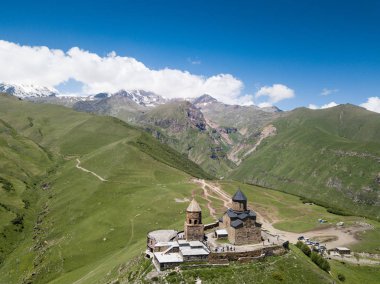 Kazbegi Dağı'nın altında, Gürcistan'ın Gergeti köyü yakınlarındaki Gergeti Trinity Kilisesi veya Tsminda Sameba'ya havadan görünüm
