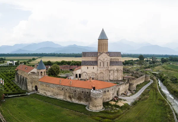 Kakheti, Gürcistan'daki Alaverdi Manastırı'na havadan insansız hava aracı görünümü