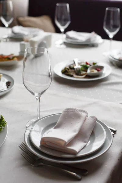 Servido para mesa de restaurante banquete com pratos, lanche, talheres , — Fotografia de Stock