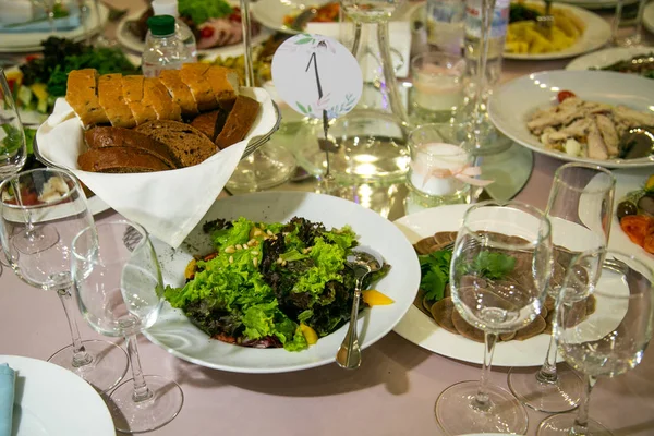 Servido para mesa de restaurante banquete com pratos, lanche, talheres , — Fotografia de Stock