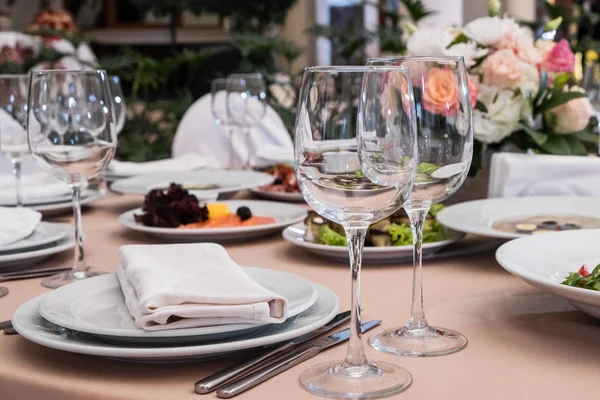 Servido para mesa de restaurante banquete com pratos, lanche, talheres , — Fotografia de Stock