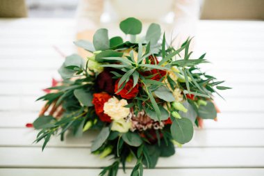 Güzel düğün buketi Gelinin ellerinde