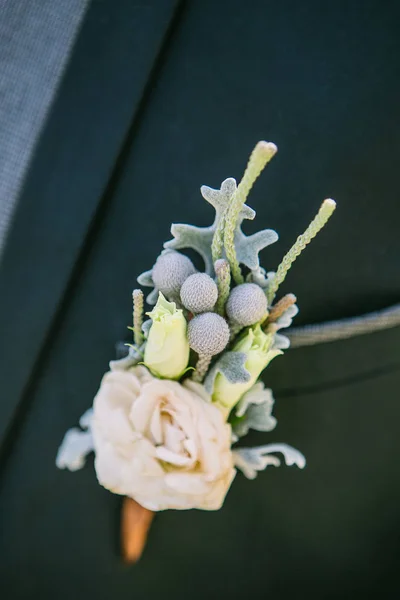 신랑의 옷 깃에 boutonniere — 스톡 사진