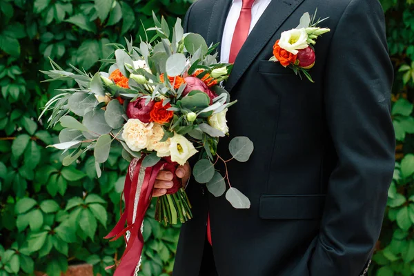 Beau bouquet de mariage entre les mains du marié — Photo