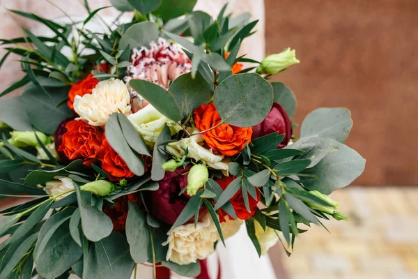 El ramo hermoso de boda en las manos de la novia —  Fotos de Stock