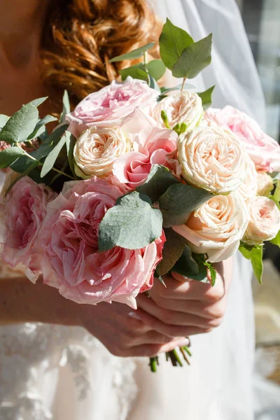 Hermoso ramo rústico de boda con rosas blancas y eustoma — Foto de Stock