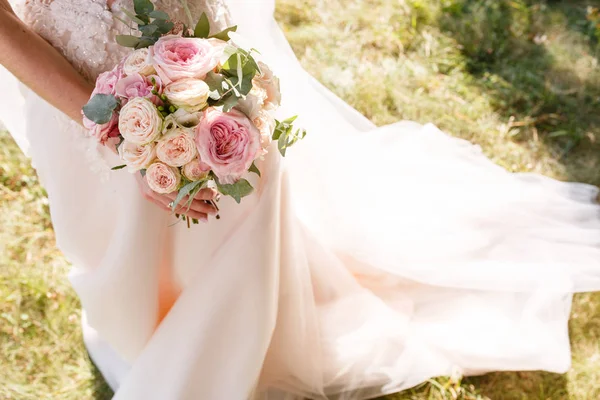 Schöne Hochzeit rustikalen Strauß mit weißen Rosen und Eustoma — Stockfoto