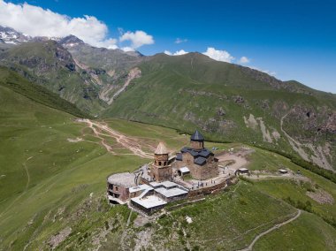 Kazbegi Dağı'nın altında, Gürcistan'ın Gergeti köyü yakınlarındaki Gergeti Trinity Kilisesi veya Tsminda Sameba'ya havadan görünüm