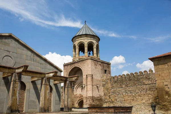 Vista a la Catedral Ortodoxa de Svetitskhoveli y la ciudad histórica Mt —  Fotos de Stock