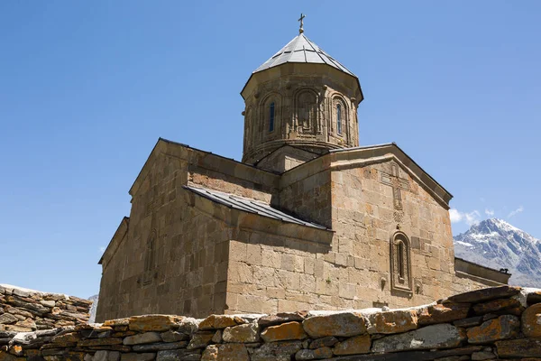 Gergeti Trinity Kilisesi veya Tsminda Sameba, Holy Trinity Kilisesi ne