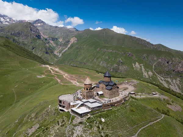 Kazbegi Dağı'nın altında, Gürcistan'ın Gergeti köyü yakınlarındaki Gergeti Trinity Kilisesi veya Tsminda Sameba'ya havadan görünüm