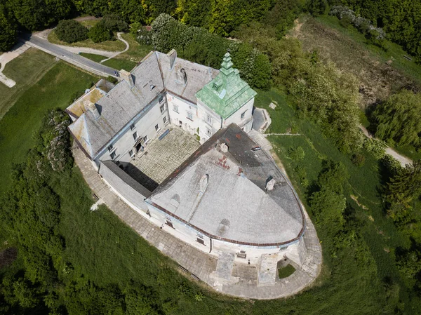 Vue aérienne du château historique et du parc d'Olesko, région de Lviv, Ukraine — Photo