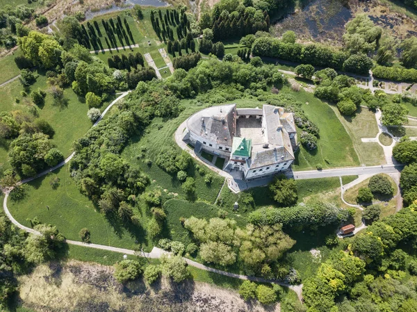 Vista aérea do drone para o castelo histórico e parque em Olesko, região de Lviv, Ucrânia — Fotografia de Stock