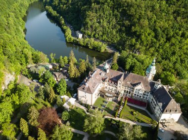 Bukk Milli Parkı 'nda Macaristan 'da Lillafured Kalesi 'ne hava drone görünümü