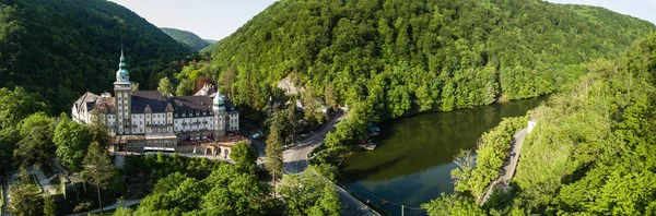 Bukk Milli Parkı 'nda Macaristan 'da Lillafured Kalesi 'ne hava drone görünümü