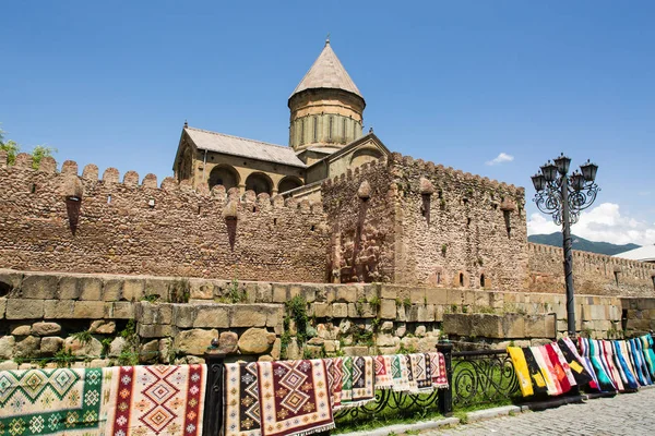 Kilátás Svetitskhoveli ortodox katedrális és történelmi város Mtskheta közelében Tbilisi, Grúzia — Stock Fotó