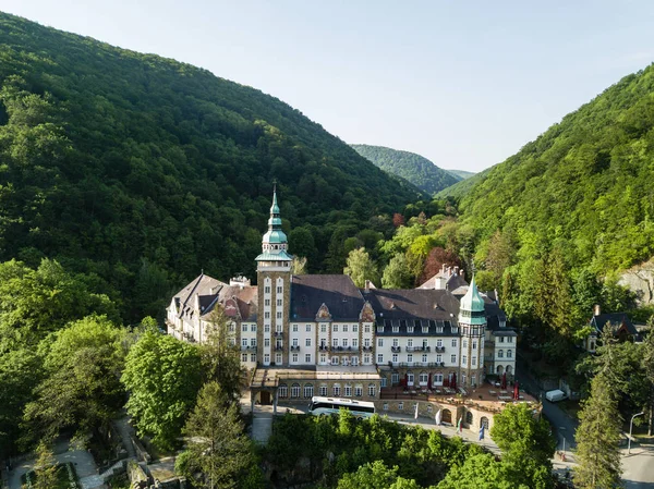 Luchtfoto drone uitzicht op Lillafüred kasteel in Hongarije in Bukk National Park — Stockfoto