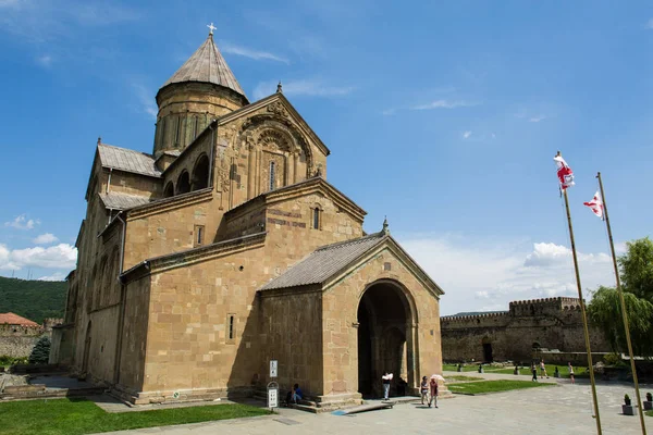 Vista a la Catedral Ortodoxa de Svetitskhoveli en la ciudad de Mtskheta, cerca de Tiflis, Georgia —  Fotos de Stock