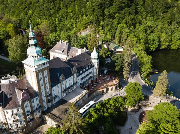 Vista aérea en avión no tripulado al Castillo de Lillafured en Hungría en el Parque Nacional Bukk — Foto de Stock