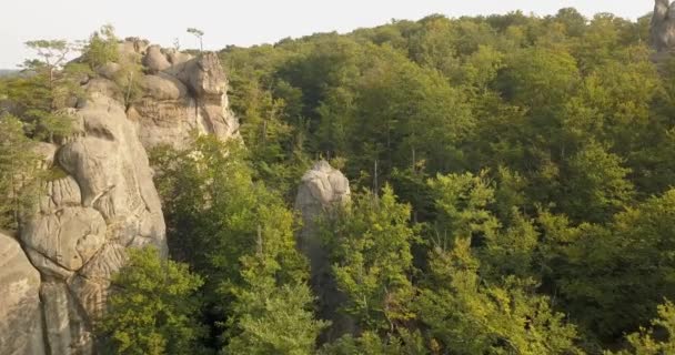 鸟瞰布布尼什奇的多夫布什岩石在日出 古老的洞穴修道院在梦幻般的巨石在美丽的风景森林和喀尔巴鄂山脉之间 乌克兰 — 图库视频影像