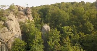 Gün doğumunda Bubnyshche Dovbush Kayalar havadan görünümü - güzel doğal ormanlar ve Karpatdağları, Ukrayna ortasında fantastik kayalar antik mağara manastır